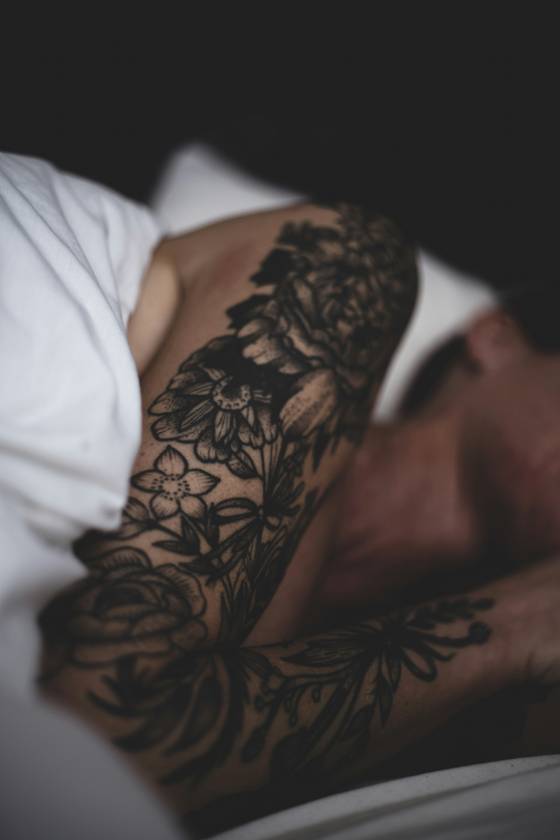 Manchette florale en noir (tatouage fine line)