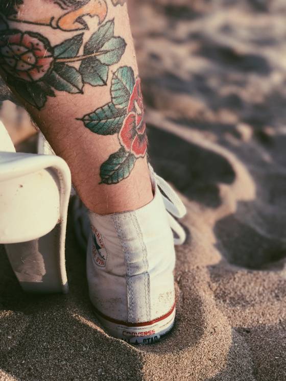 Roses old school sur la jambe (tatouage old school)