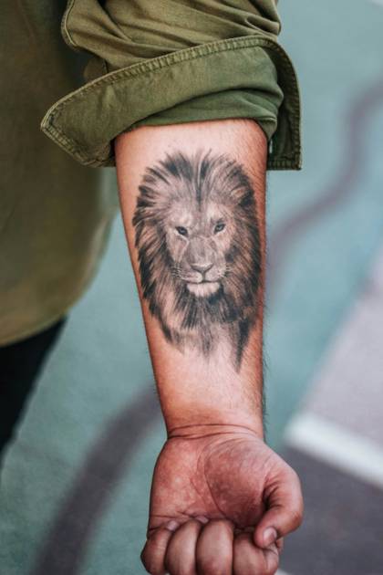 Lion réaliste sur l'avant-bras