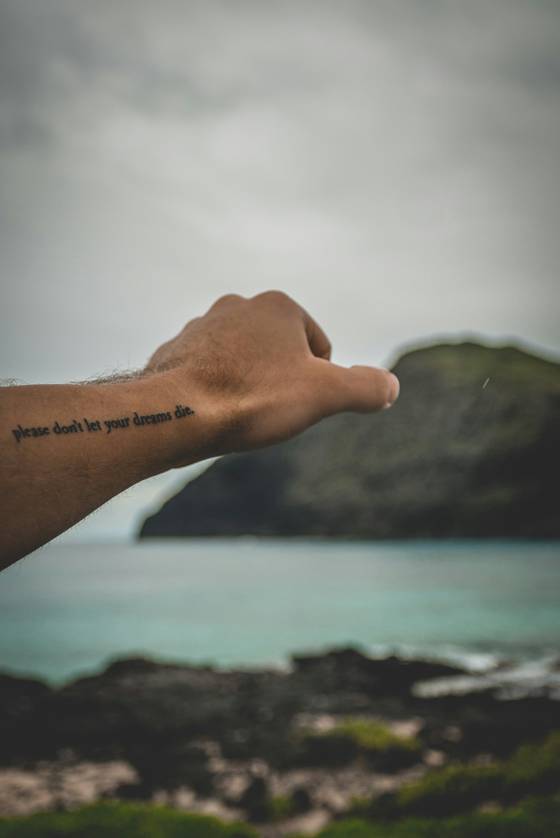 Phrase discrète sur l'avant-bras (tatouage lettrage)