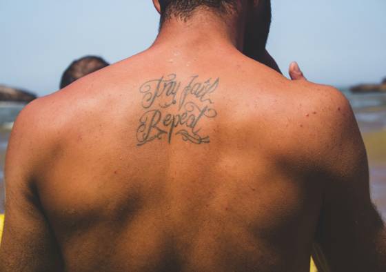 Lettrage « Try fail repeat » sur le dos (tatouage lettrage)