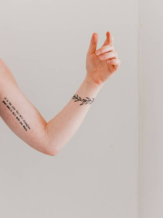 Petits motifs fine line sur le bras et le poignet (tatouage fine line)