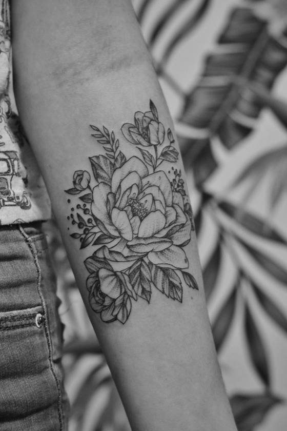 Bouquet fine line sur le bras (tatouage fine line)