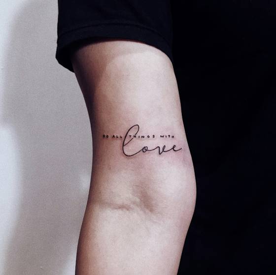 Lettrage « love » sur l'intérieur du bras (tatouage lettrage)