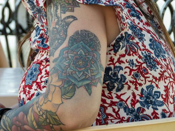 Fleurs colorées sur le bras (tatouage néo-trad)