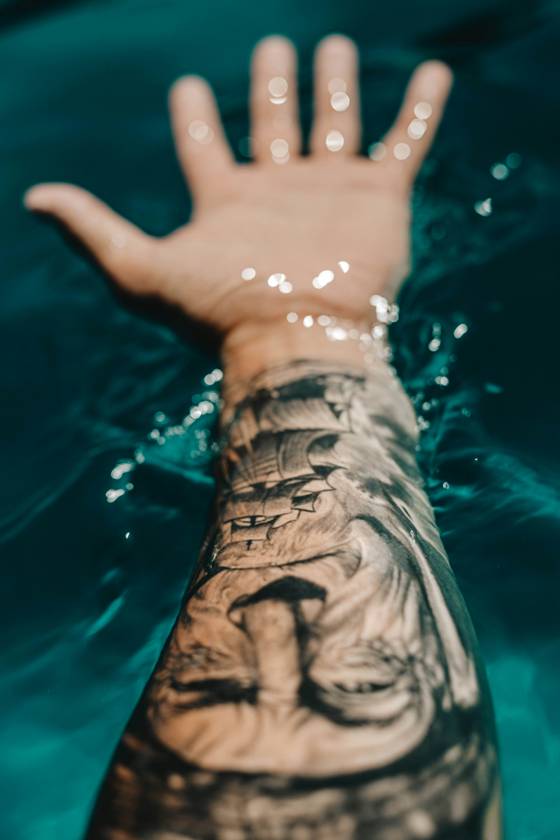 Manchette réaliste sur l'avant-bras (tatouage réaliste)
