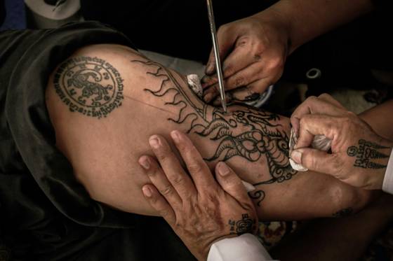 Yantra thaï (Sak Yant) en cours (tatouage ornemental)