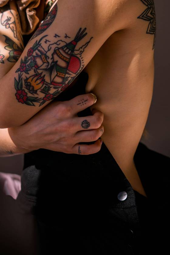Motifs old school sur le bras et la main (tatouage old school)