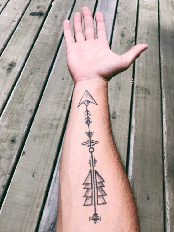 Flèche minimaliste sur l'avant-bras (tatouage minimaliste)