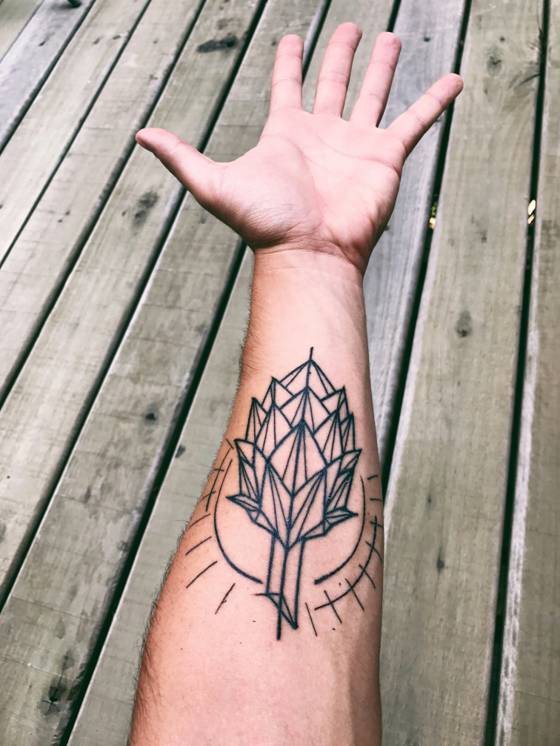Motif géométrique sur l'avant-bras (tatouage blackwork)
