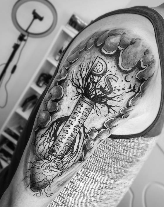 Crâne et arbre de vie en noir et gris (tatouage illustratif)