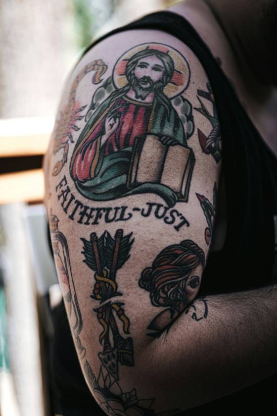 Pièce old school religieuse sur l'épaule (tatouage old school)