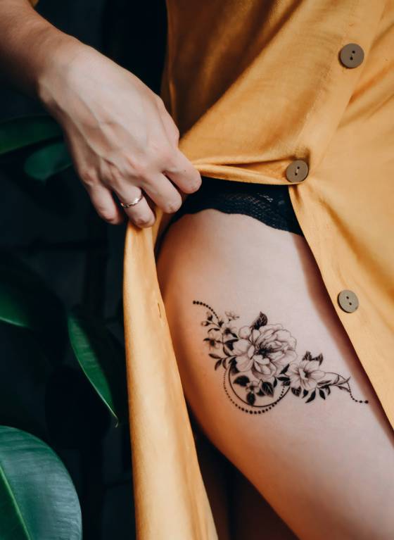 Fleurs fines sur la cuisse (tatouage fine line)