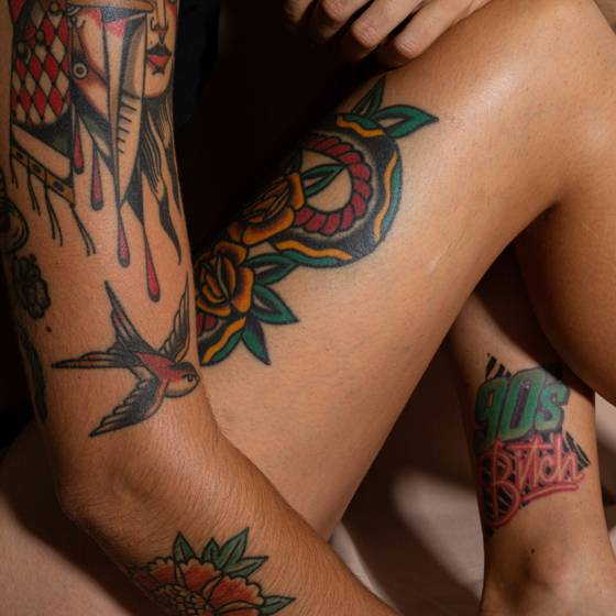 Hirondelle et roses old school sur les jambes (tatouage old school)