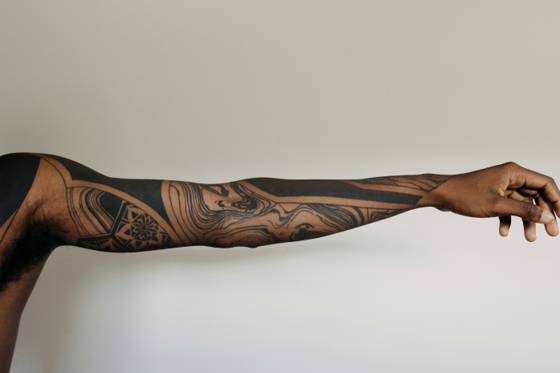 Tribal sur tout le bras (tatouage polynésien)