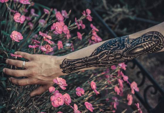 Motif floral sur l'avant-bras (tatouage fine line)
