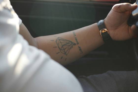 Diamant géométrique sur le poignet (tatouage géométrique)