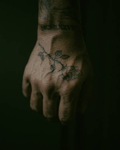 Fleurs fines sur la main