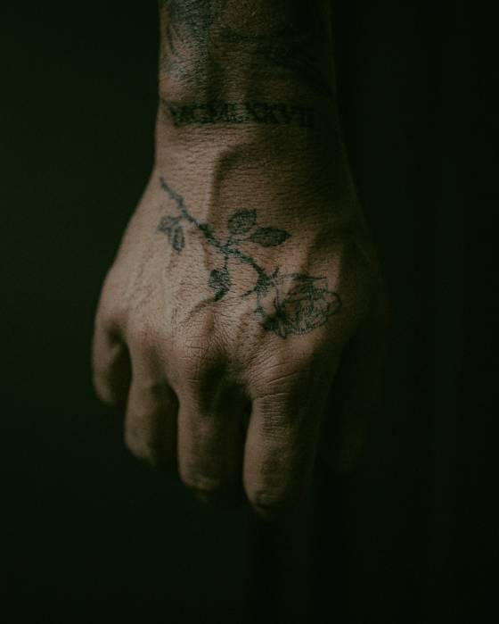 Fleurs fines sur la main (tatouage néo-trad)
