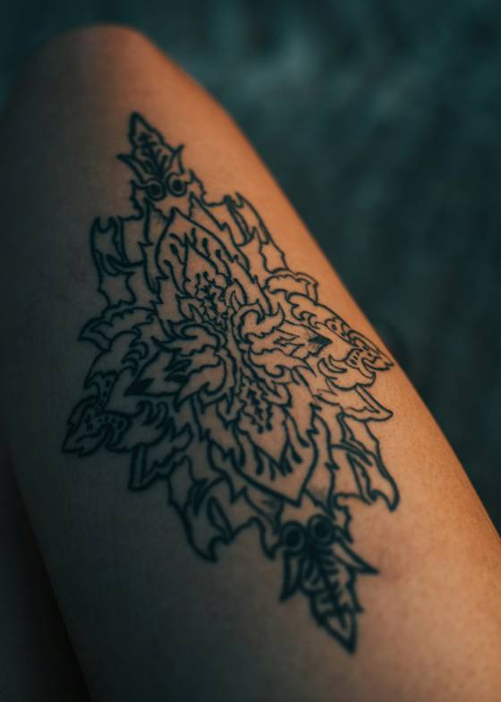 Fleur ornementale en noir (tatouage blackwork)