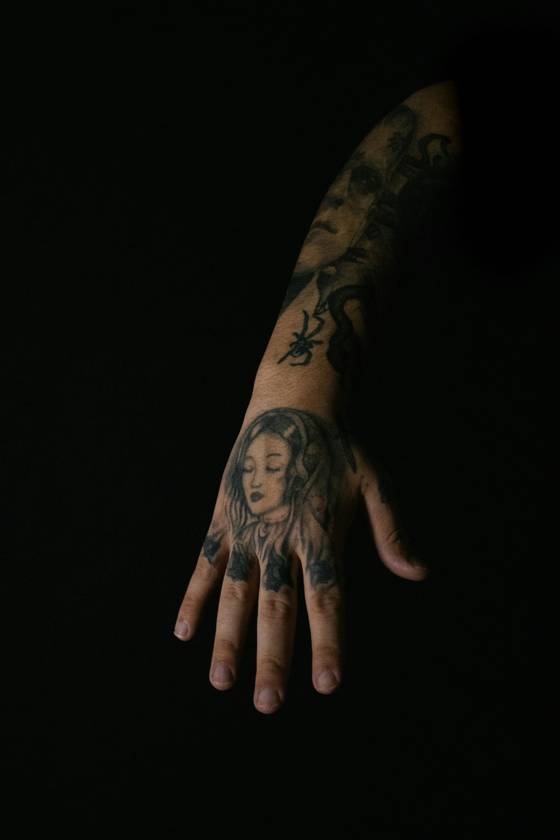 Vierge et serpent sur la main (tatouage chicano)