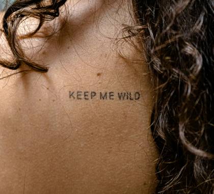 Lettrage « Keep me wild » sur le dos