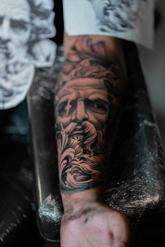 Portrait d'homme barbu sur l'avant-bras (tatouage réaliste)