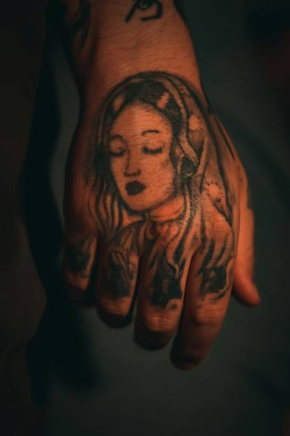 Portrait de femme sur la main, style chicano