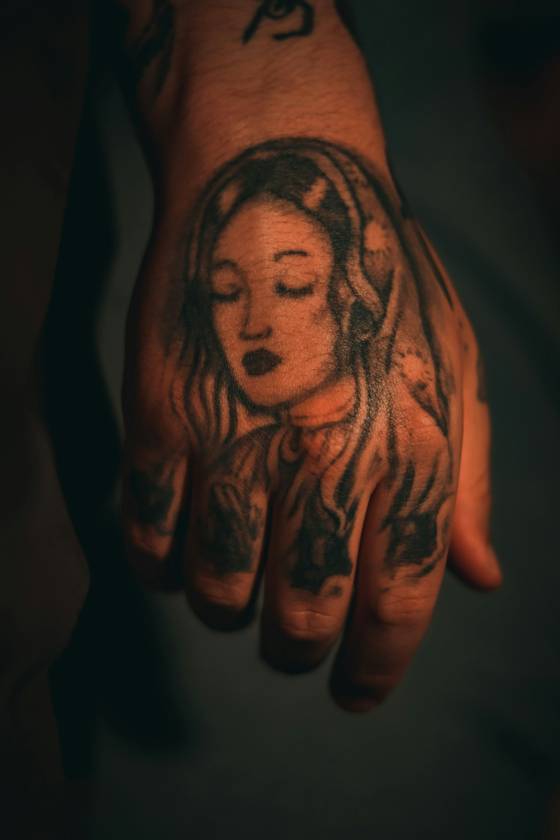 Portrait de femme sur la main, style chicano (tatouage chicano)