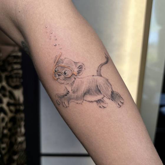 Lionceau aux lunettes, style illustratif (tatouage illustratif)