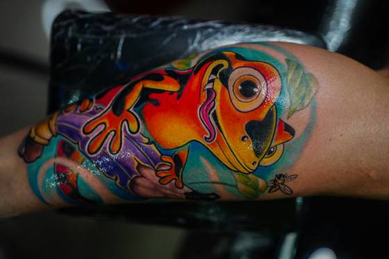 Grenouille néo-traditionnelle en couleur (tatouage néo-trad)