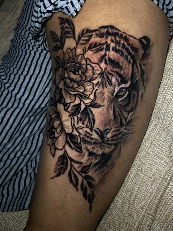 Tigre et fleurs sur la cuisse (tatouage néo-trad)
