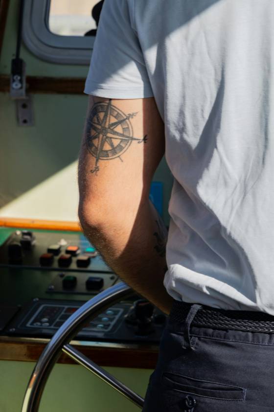 Boussole sur le bras (tatouage old school)