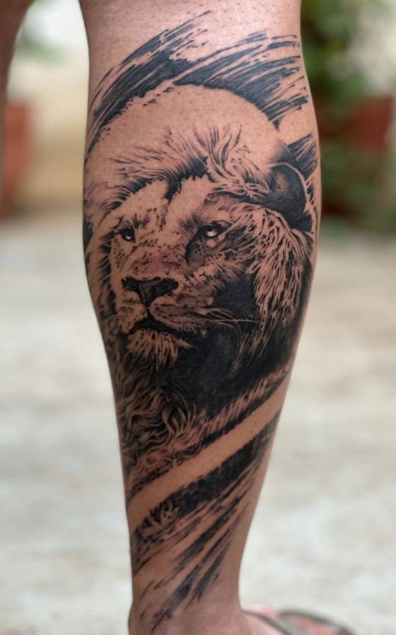 Lion réaliste sur le mollet (tatouage réaliste)
