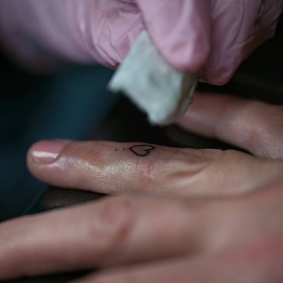Petit cœur single line sur le doigt (tatouage fine line)