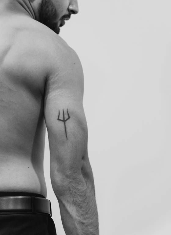 Trident minimaliste sur le bras (tatouage minimaliste)