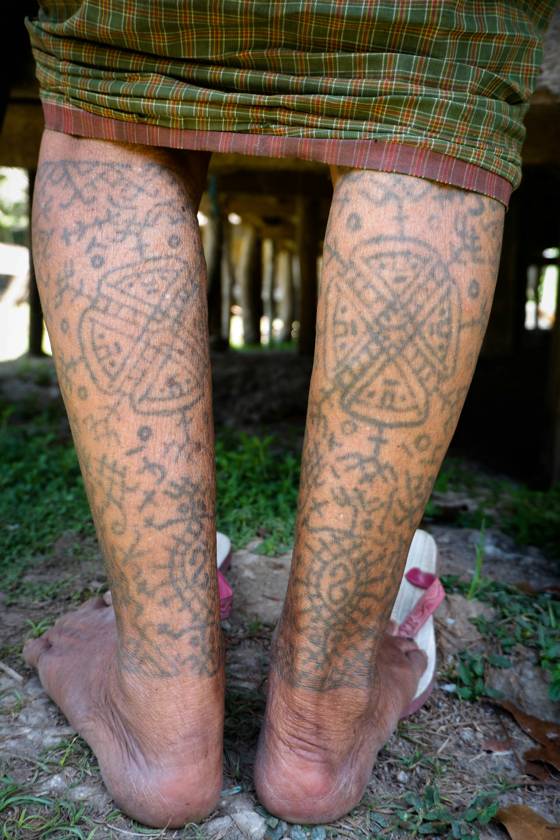 Motifs géométriques traditionnels sur les jambes (tatouage géométrique)