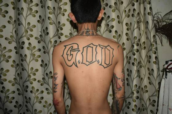 Lettrage gothique sur le dos (tatouage lettrage)