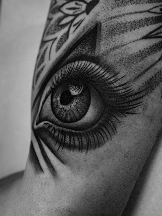 Œil réaliste en noir et gris (tatouage réaliste)