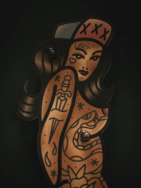 Flash pin-up, serpent et dague (tatouage old school)