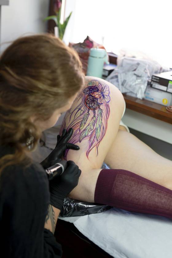 Attrape-rêves aquarelle sur la cuisse (tatouage aquarelle)