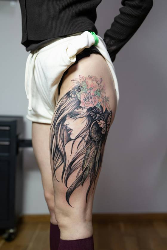 Portrait de femme sur la cuisse (tatouage réaliste)
