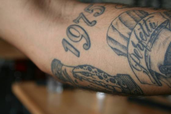 Date en chiffres stylisés sur le bras (tatouage lettrage)