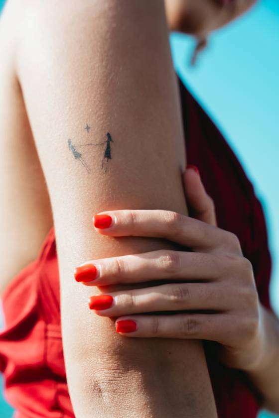 Petits personnages minimalistes (tatouage minimaliste)