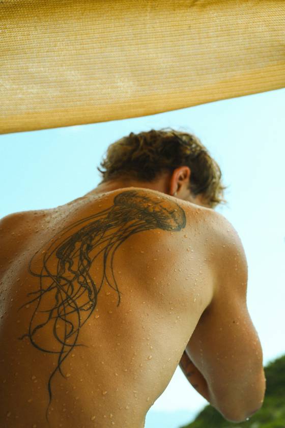 Méduse sur le dos (tatouage illustratif)