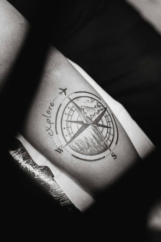 Boussole « Explore » sur le bras (tatouage blackwork)