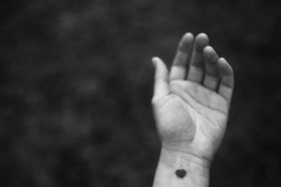 Petit cœur sur le poignet (tatouage minimaliste)