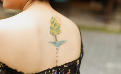 Arbre de vie aquarelle sur le dos