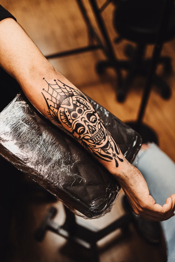 Crâne décoré sur l'avant-bras (tatouage réaliste)