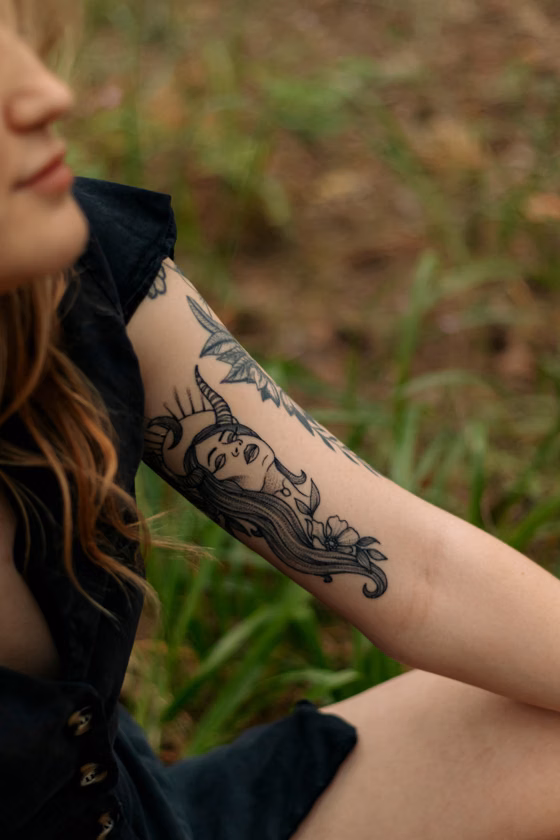 Visage de femme à cornes (tatouage illustratif)